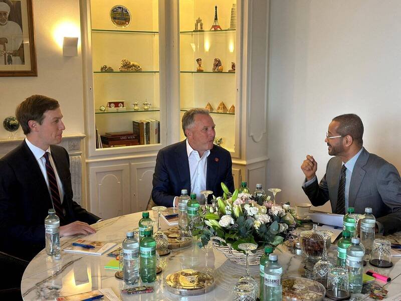 库希纳（左）与魏科夫（中）代表川普斡旋结束加萨、乌俄等冲突，也代表川普与伊朗谈判核协议。图右为阿曼外长阿布塞迪。（路透）