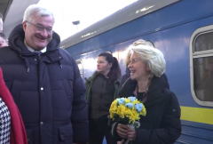 俄乌冲突4周年！冯德莱恩访基辅 泽伦斯基称挫败普廷军事目标