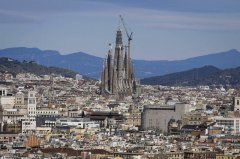 巴塞隆纳圣家堂耶稣基督塔十字架安装 高度172.5公尺达标