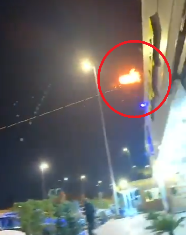 美国驻伊拉克巴格达大使馆遇袭，防空系统拦截后在上空发生了爆炸。（图撷自「@EricLDaugh」X帐号）