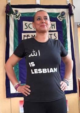 图为贝蒂其「真主是女同」（Allah is a lesbian）字样的争议T恤。（撷取自X@milafique）