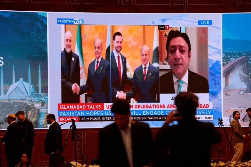 萤幕播出的新闻画面显示，巴基斯坦总理夏立夫、美国副总统范斯与伊朗国会议长卡利巴夫。（路透）