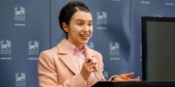 英国剑桥大学一名反对脱欧的女讲师为了表达不满，上周竟在教务会议中脱光衣服，裸体展示身上抗议脱欧的标语。（图撷自LEGATUM INSTITUTE）