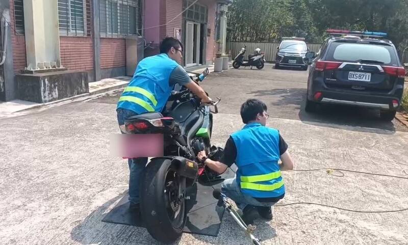 大溪警分局11日结合环保局及监理单位，于大溪区复兴路二段执行联合稽查勤务，1辆百万重机因噪音超标挨罚。（记者郑淑婷翻摄）