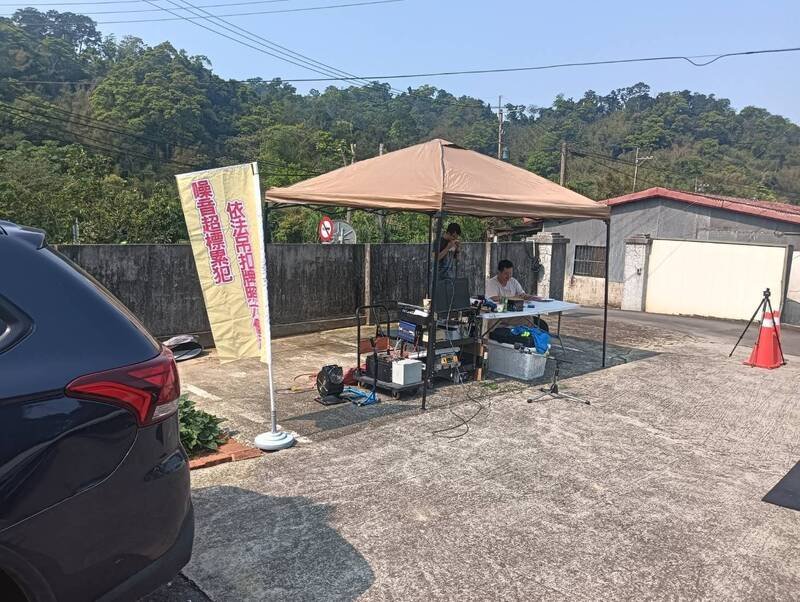 大溪警分局11日结合环保局及监理单位，于大溪区复兴路二段执行联合稽查勤务。（记者郑淑婷摄）