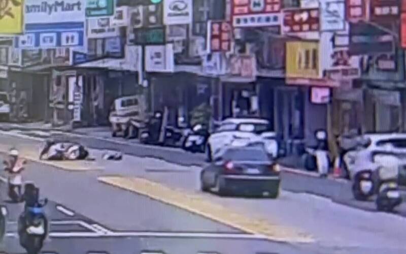 骑士闪避不及撞上穿越马路的妇人，骑士连人带车倒地，妇人全身多处擦伤。（记者郑淑婷翻摄）