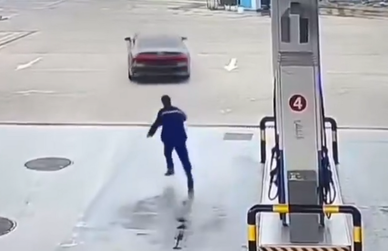 中国安徽省合肥市奥迪轿车加了632人民币汽油，没付钱就直接开走，让女员工急得从后追赶。（图撷自微博）