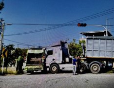 吓！台南官田曳引车撞垃圾车 幸无伤亡