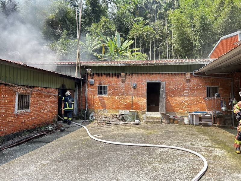 新北市三峡区圳头1处三合院今天下午传出火灾，1名老翁倒在屋内，命危送医，起火原因仍待调查厘清。（记者吴仁捷翻摄）