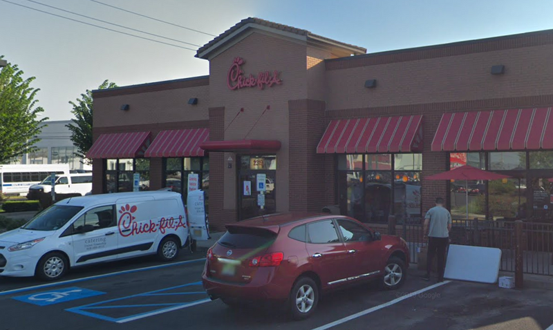 美国纽泽西州速食店Chick-fil-A发生枪击案，传出至少有6人中弹。图为案发门市。（图撷自Google街景）