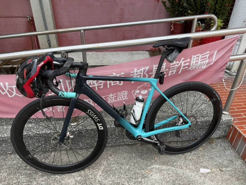 据行家观察，该辆自行车总价恐逾30万元。（警方提供）