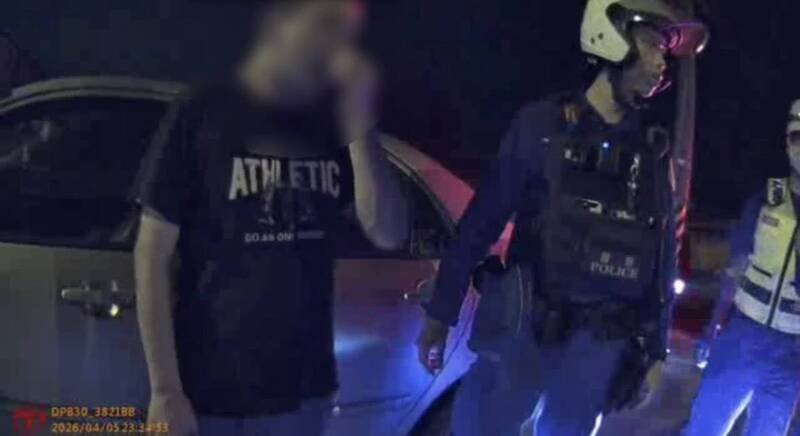 花莲一名男子酒驾后开车上路，竟开到一半睡著，汽车就停在车道上。（警方提供）