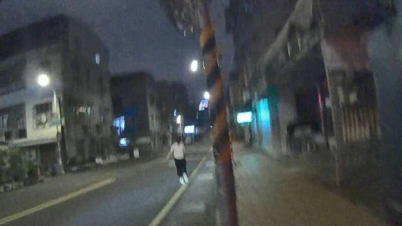 阮姓女子下车逃逸，跑约100公尺就被逮。（记者郑淑婷翻摄）