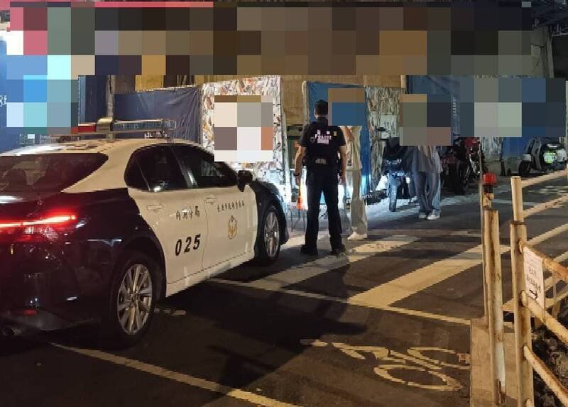 北市内湖一处工地今傍晚发生工安意外，吴姓工人进行大楼清理作业，攀爬A字铝梯时不慎跌落，造成多处疼痛，幸无生命危险，由救护车送往医院治疗。（记者陆运锋翻摄）