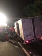 国道上追撞联结车 小货车驾驶脏器外露惨死