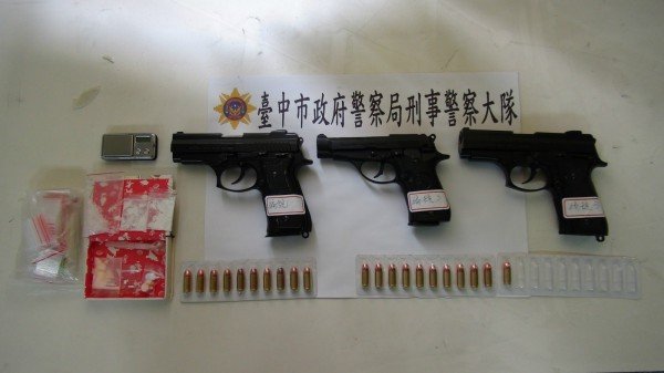 警方查扣模型枪与改造枪共3把。（记者张瑞桢翻摄）