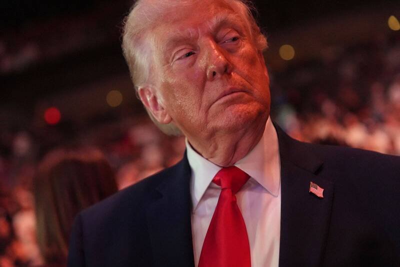 美国官员与知情人士透露，川普及其顾问正在考虑恢复对伊朗的有限军事打击，并继续封锁海峡。（路透）