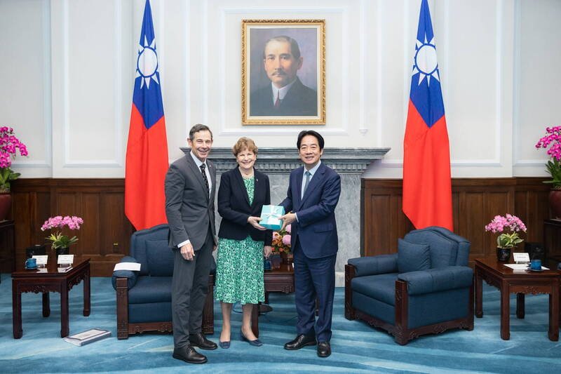 赖清德总统（右）3月30日在总统府接见来访的美国民主党联邦参议员夏亨（中），与共和党参议员匡希恒（左）。（欧新社档案照）