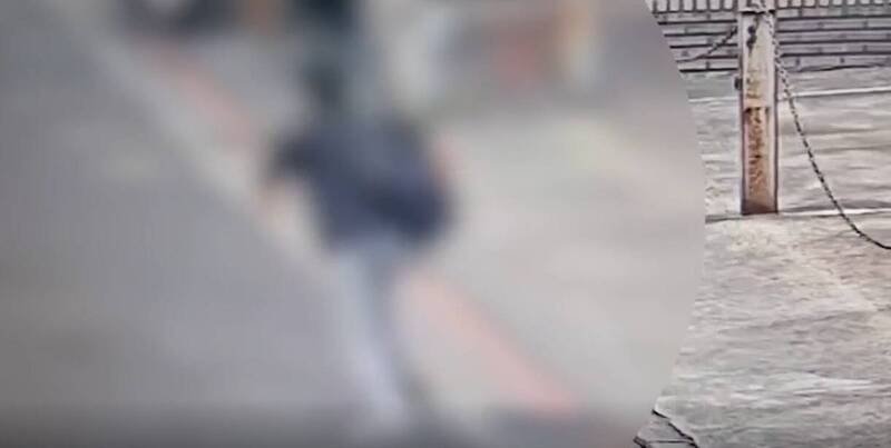 「摄狼」逃离现场。（记者王冠仁翻摄）