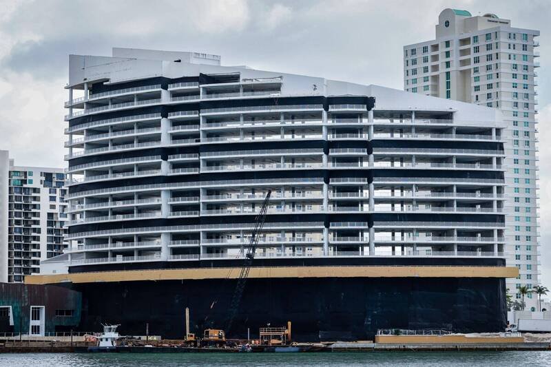 美国佛州迈阿密文华东方酒店12日爆破拆除。（彭博）