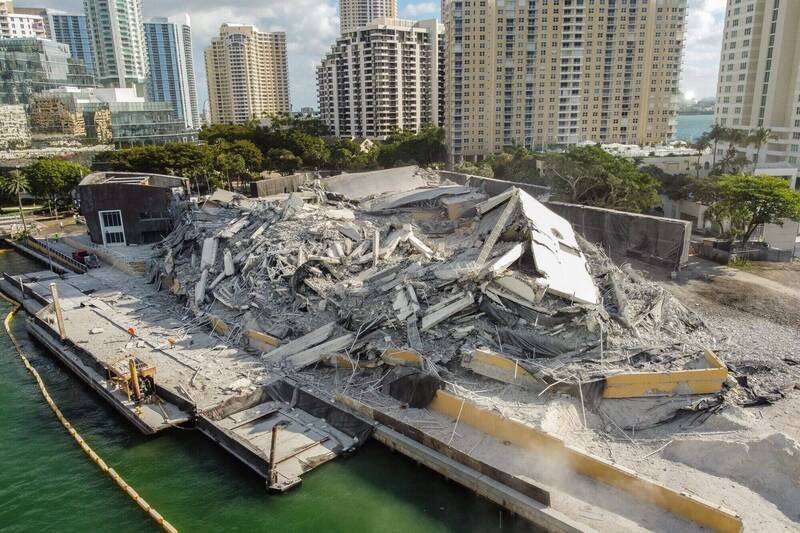 迈阿密文华东方爆破拆除后的景象。（彭博）