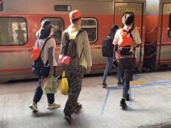 香灯脚累过头 彰化火车站月台擦撞列车