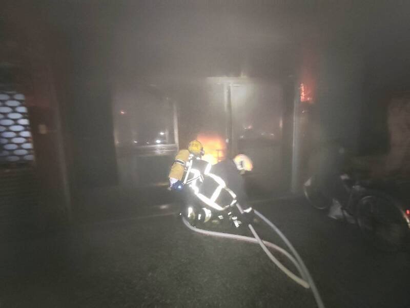 嘉义市晚间发生民宅火警，1名男子烧烫伤送医。（民众提供）