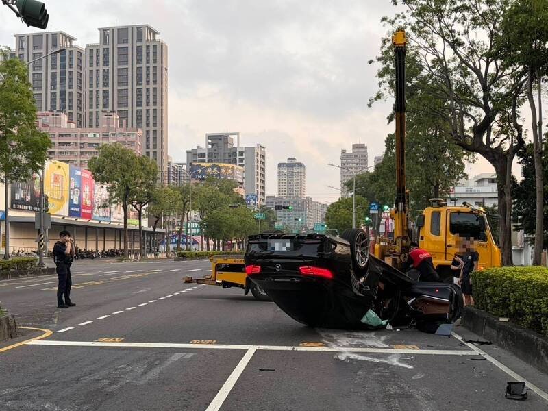 男子开车自撞翻车，警方测出酒驾。（民众提供）
