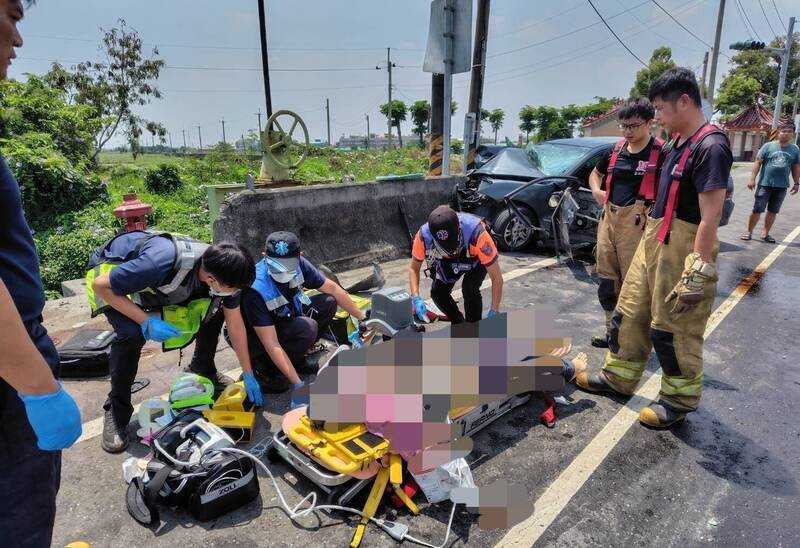 台19线台南盐水旧营段发生重大车祸，轿车撞机车后再撞护墩，开车的妇人由消防队救护人员现场急救，送医仍告不治。（民众提供）
