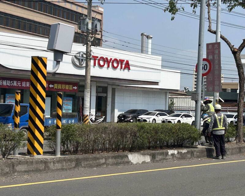 工程人员今天将50公里速限牌拆除。（图由警方提供）