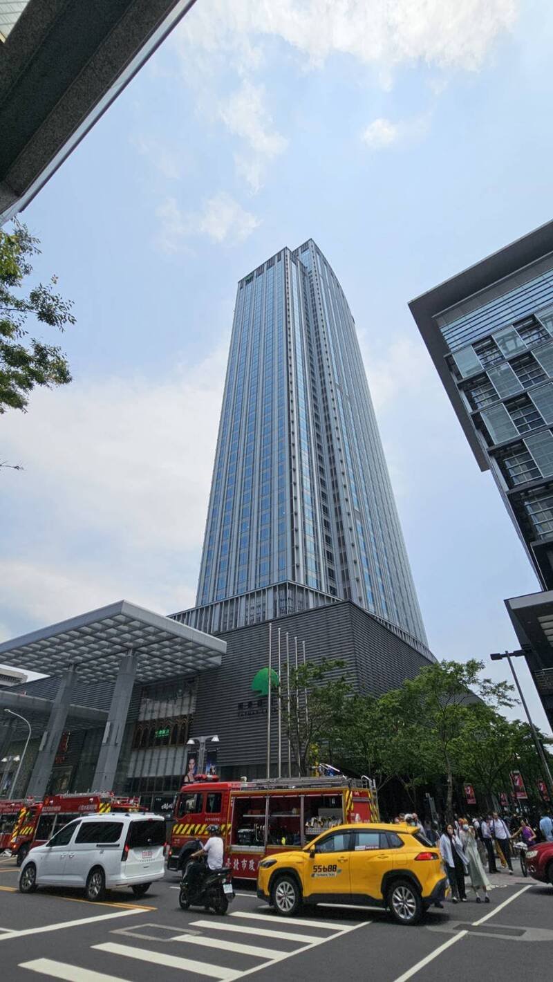 台北市信义区忠孝东路五段微风信义46楼飨飨餐厅，今天上午11时许发生火灾。（记者陆运锋翻摄）