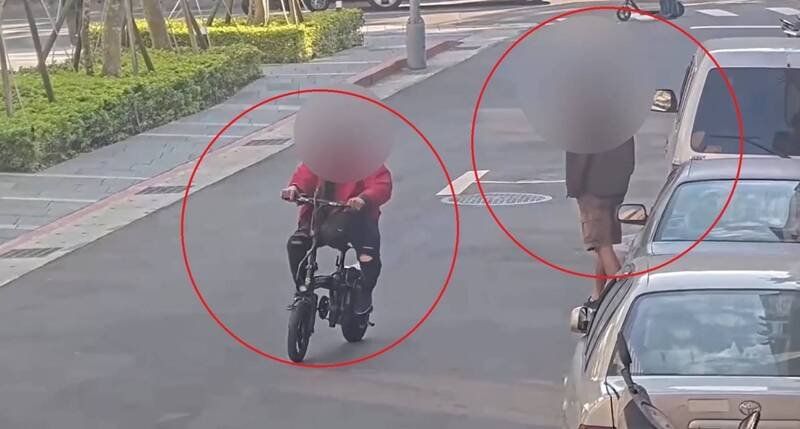 王嫌（前）将电动自行车骑走，周嫌（后）则是把风，2人已将赃物变卖。（记者陆运锋翻摄）