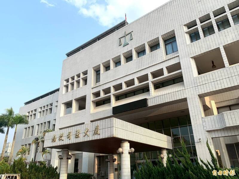 高学历又当过老板的中年男子，卖帐户给诈骗集团，辩称自己也是被诈骗才提供帐户，惟南投地院法官认为，他的学经历、社会经验，所说不足采信，要全额赔偿求偿的被害人200万元。（记者陈凤丽摄）