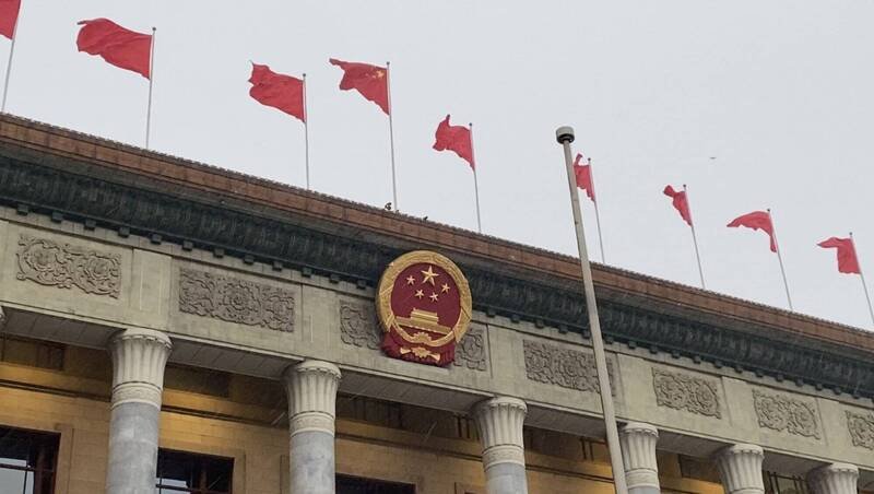 新华社13日授权发布，中国国务院总理李强日前签署国务院令，公布「中华人民共和国反外国不当域外管辖条例」，自公布之日起施行。图为中国国务院。（中央社）