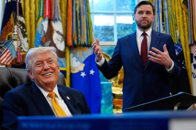 美国副总统范斯（右）13日透露，美伊谈判取得了巨大进展；美国总统川普（左）同天表示，中国国家主席习近平希望看到战争落幕。（美联社资料照）