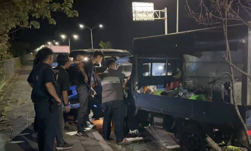 自小货自撞逆向冲撞路边车辆。（台湾国际紧急救难总队提供）