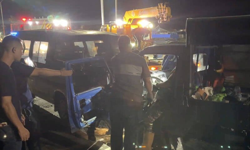 救难人员以拖吊车将变形的驾驶座拉开，驾驶方能脱困。（台湾国际紧急救难总队提供）