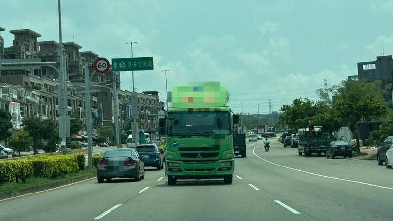 王姓民众开车沿向上路六段上坡路段行驶，突见巨型车头迎面而来。（王姓民众提供）