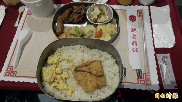 总统蔡英文与毕业生一同用餐的菜色。（记者陈文婵摄）