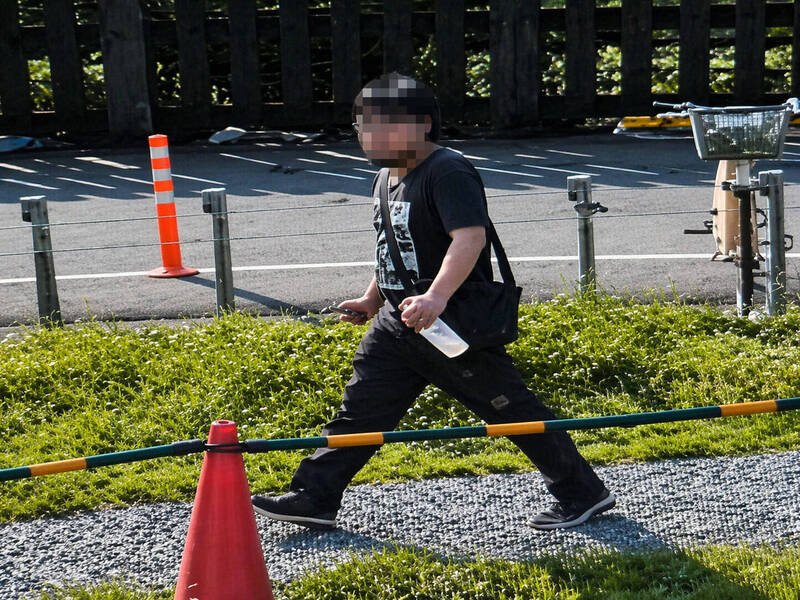 李男持辣椒水随机找寻猫犯案过程，警方透过鹰眼循线缉获他到案。（记者林嘉东翻摄）