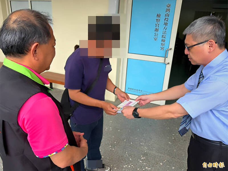 南投地检署检察长周士榆（右，戴眼镜者）致赠慰问金给黄女的家属。（南投地检署提供）