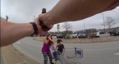 惊险画面流出！美国女在沃尔玛超市外砍伤男童 警将其击毙