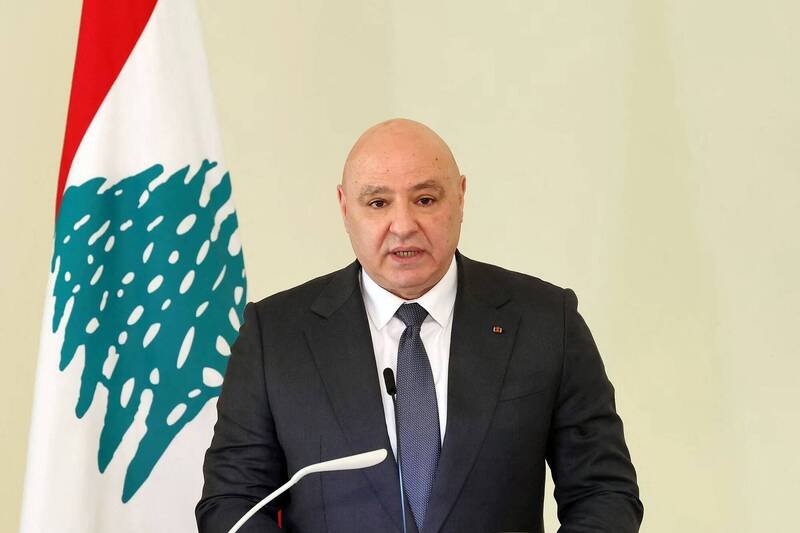 美国总统川普昨日发文声称，黎巴嫩总统奥恩（见图）今日将与以色列总理纳坦雅胡对话。不过黎巴嫩总统奥恩（Joseph Aoun ）今日却向美方表示，除非以色列同意停火，否则此时与以色列总理纳坦雅胡对话不合时宜。（法新社资料照）