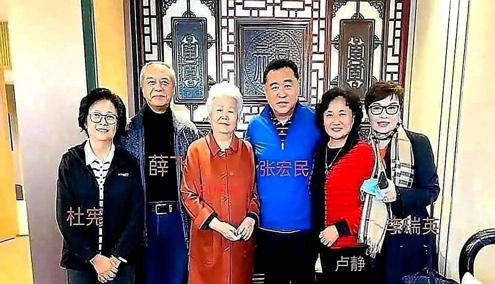 年逾七旬的杜宪身穿朴实服饰现身聚会