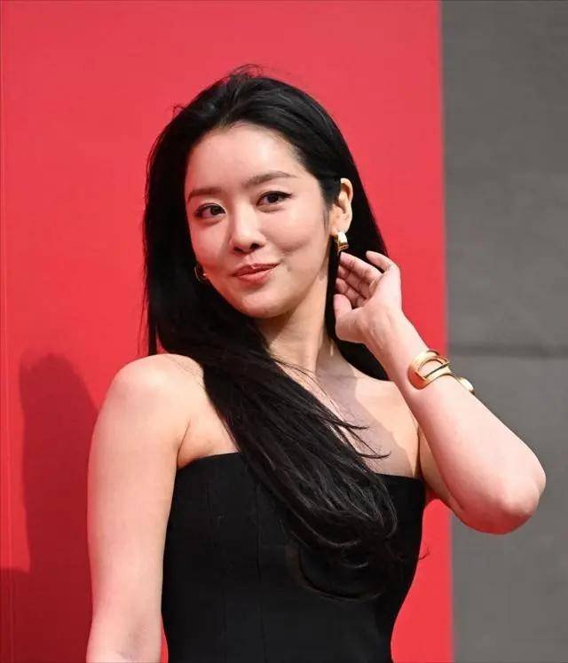 十大颜值超高却没杀进一线的韩国女星！雪肤玉貌性感撩人