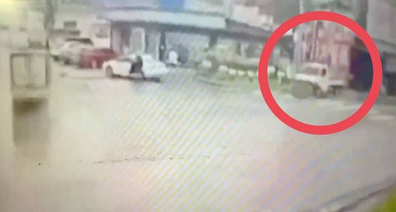 小货车在便利商店外未熄火停车，由于没拉手刹车。（图由埔里警方提供）
