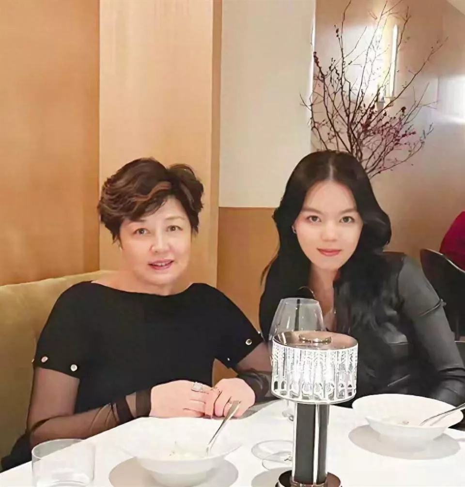 别再同情李咏了，哈文道破他葬在美国的原因