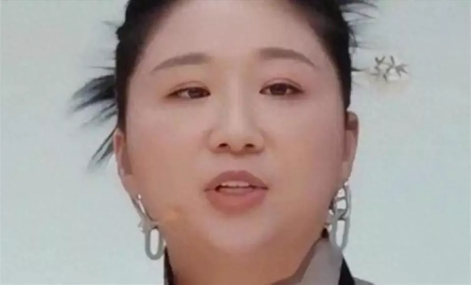 从傅首尔面相,到减重40斤医美换脸,她亲手撕掉了自己的标签