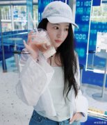 39岁刘亦菲素颜喝咖啡似女大学生：不开滤镜，她就是越素越能打