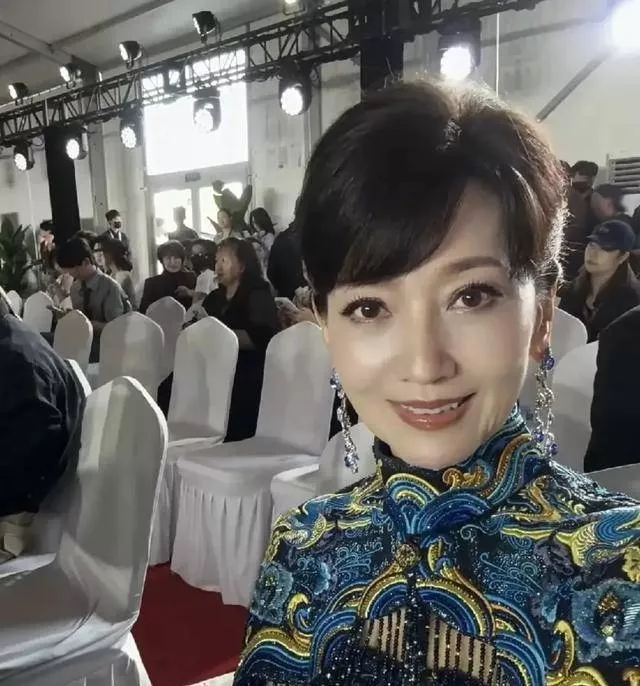 晚会遇冷的73岁赵雅芝，离场走路需人扶